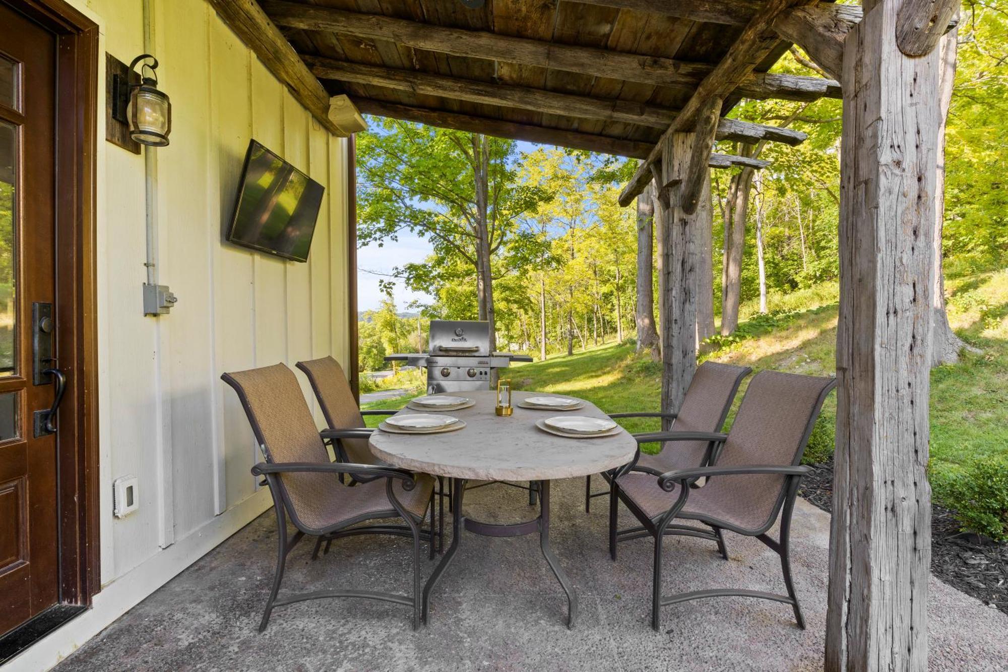 Cozy Two Bedroom On Canandaigua